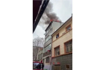Fatih'te yangın paniği: Çatı alevlere teslim oldu