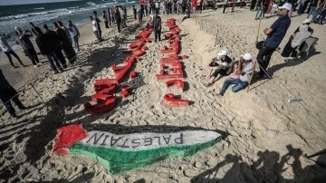 Filistinli sanatçılar, Gazze'de kumlarla bayraklı Filistin haritası yaparak Nekbe'yi andı