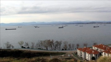 Fırtına uyarısı dolayısıyla ağırlık gemileri Sinop tabii limanına sığındı
