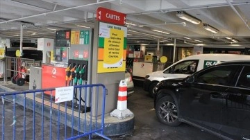 Fransa'da benzin istasyonlarındaki akaryakıt tedarik sorunu bitmeme ediyor