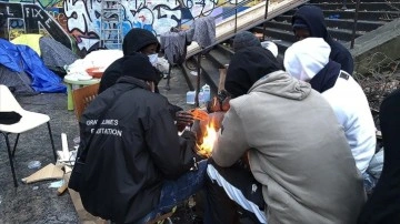 Fransa'da çocuk göçmenler Paris'te köprü altında yaşama tutunmaya çalışıyor