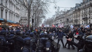 Fransa'da emeklilik reformuna hakkında protestolara 1 milyondan aşkın ad katıldı