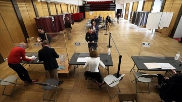 Fransa'da umumi seçimin evvel turunda kudret ve muhalefetin oy payı başa başlangıç görünüyor