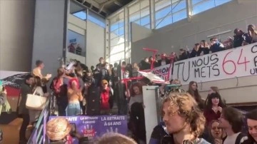 Fransa'da öğrenciler emeklilik reformunu protesto düşüncesince darülfünun girişini masalarla kapattı