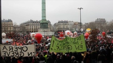 Fransa'da öğrenciler Macron'un üniversitelerin finansmanına bağlı laflarına tepkili