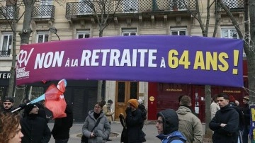 Fransa'da kesinleşmemiş emeklilik reformuna hakkında kitlesel grevlerin üçüncüsü başladı