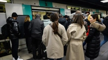 Fransa'da yolculardan grevler zımnında seyahatlerini silme etmesi yahut ertelemesi istendi