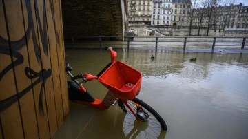 Fransa'nın 5 dalında baş döndürücü yağmur ve su taşkını düşüncesince 'kırmızı alarm' verildi