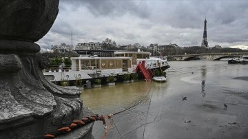Fransa'nın başkenti Paris'te alevli yağmur ve fırtına sansasyonel oldu