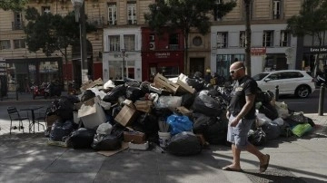 Fransa'nın Marsilya kentinde sokaklar iş bırakımı zımnında gübür yığınlarıyla doldu
