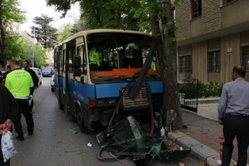 Freni arızalanan minibüs ağaca çarptı: 5 yaralı