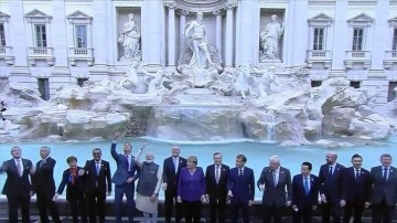 G20 Liderler Zirvesi'ne dahil olan birtakım liderler, Roma'nın "Trevi Çeşmesi"ne bozuk