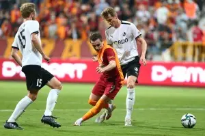 Galatasaray coşkulu oyunuyla gruplara kaldı