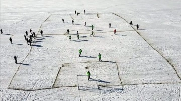Gazeteciler ve idareciler buz markajcı Çıldır Gölü'nde dostluk maçı yaptı