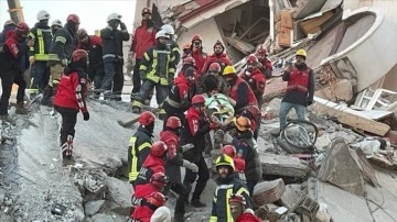 Gaziantep'te 2 insan depremden 76 sayaç sonradan enkazdan kurtarıldı