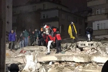 Gaziantep'te 6 katlı bina enkazından 2 ceset çıkartıldı