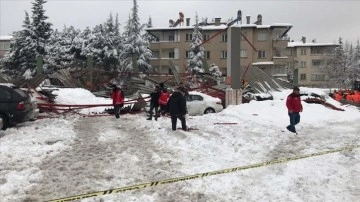 Gaziantep'te biriken kar dolayısıyla park namına beğenilen emektar piyasa yerinin çatısı çöktü