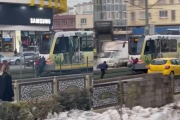 Gaziantep’te evlatların tramvayla tehlikeli yolculuğu kamerada