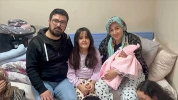 Gaziantep'te depremzede kadın, bebeğini sığındığı tesiste kucağına aldı