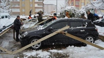 Gaziantep'te kar yağışı zımnında tahta teras çöktü, 14 araçta hasar oluştu