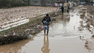 Gazze'de çok yağmur ve İsrail'in baraj kapaklarını açması sere hastalık oldu