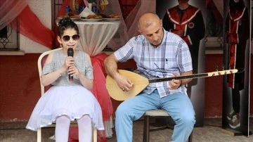 Görme engelli 11 yaşındaki Filistinli Meyar müzikle yaşama tutunuyor