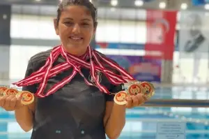 Görme engelli genç kız yüzme yarışmasında 6 altın madalya kazandı