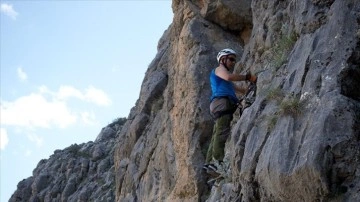 Görme engelli Türk dağcı Turhan, Viea Ferrata'ya tırmandı