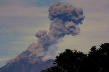 Guatemala’daki Fuego Yanardağı kül ve duman püskürttü