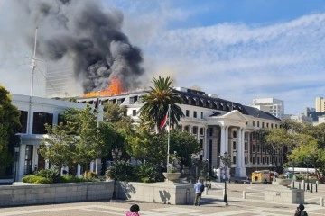 Güney Afrika'da parlamento binasında çıkan yangın söndürüldü