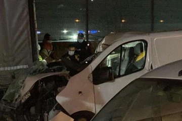 Güngören’de park halindeki kamyona çarpan minibüsteki kadın hayatını kaybetti