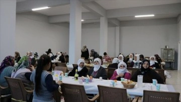 Gurbetçilerin yardımıyla kurulan iftar sofrası mahalle sakinlerini buluşturuyor