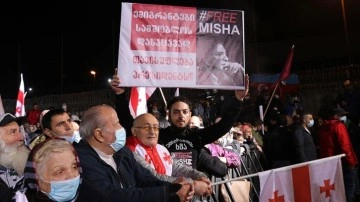 Gürcistan'da kıtlık grevini sürdüren vakfedilmiş Saakaşvili hastaneye kaldırıldı