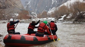 Hakkari'de takımlar elektrik hatlarını ıslah etmek düşüncesince botlarla Zap Nehri'ni geçiyor