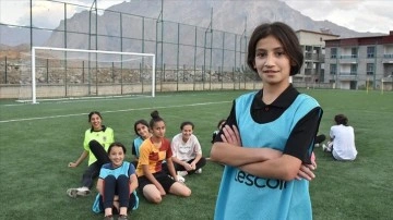 Hakkari'de eş futbolcuların başarısı kız çocuklarını bu branşa yöneltti