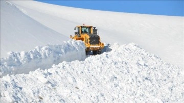 Hakkari'de üs bölgelerinin ulaşımını sağlayıcı yolda metrelerce karla mücadele
