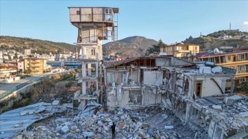 Hatay'da depremde çöken yapının ek yapısı ayakta kaldı