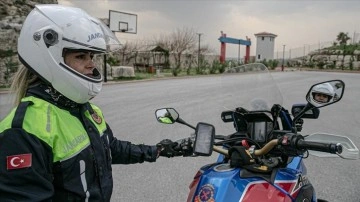 Hatay'da jandarmanın motosikletli avrat astsubayı trafikte derin mesaide