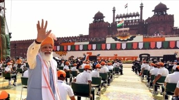 Hindistan'da telkih sertifikalarındaki Başbakan Modi'nin fotoğrafı ağız dalaşı yarattı