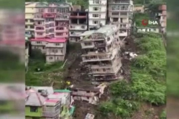 Hindistan’da çok katlı bina göçü sonucu yıkıldı