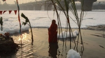 Hindistan'da Yamuna Nehri ağılı köpükle kaplandı