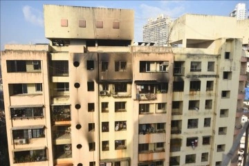 Hindistan'ın Mumbai kentinde 20 bükülmüş binada çıkan yangında 7 isim öldü