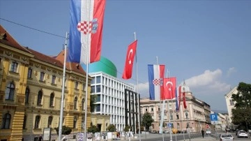 Hırvatistan sokakları Cumhurbaşkanı Erdoğan'ın ziyareti evveliyat Türk bayraklarıyla donatıldı