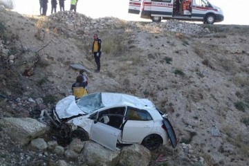 Hisarcık'ta otomobil uçuruma yuvarlandı: 1 ölü, 1 yaralı