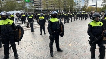 Hollanda'da rasist PEGIDA hareketi önderi Wagensveld gene Kur'an-ı Kerim yırttı