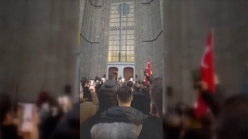 Hollanda'da kilise önünde, Türkiye'de depremlerde yaşamını kaybedenler düşüncesince sela okundu