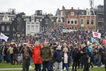 Hollandalılar Covid-19 kısıtlamalarını çıkıntılık etmek için sokaklara döküldü
