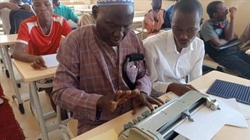 İDDEF Gine'deki müşahede özürlü öğrencilere Braille alfabesiyle Arapça öğretiyor