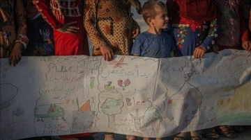 İdlib'de kamplardaki çocuklar, ısıdam yuva özlemlerini 75 metrelik mesajla aktardı
