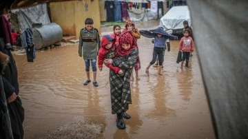 İdlib'de sular altında küsurat sebepten çok kampta binlerce karı pimpirik oldu